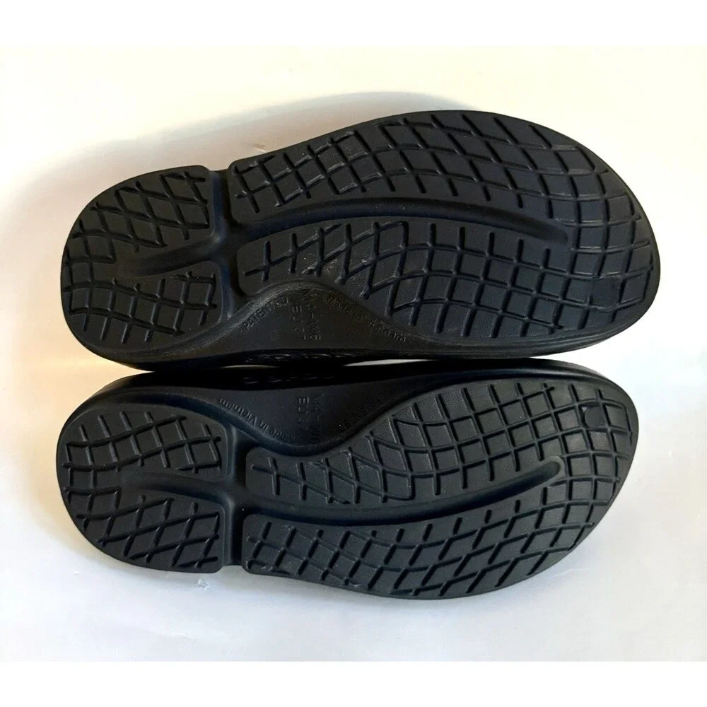 NWOB OOFOS Oocloog Luxe Gray Stripe Recovery Comfort Clogs Size EU37 US L6 M4